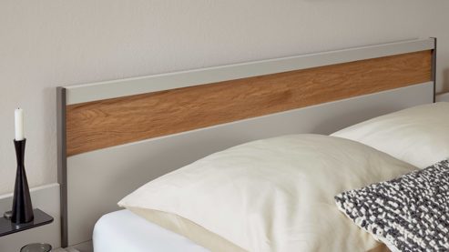 Bettgestell Interliving aus Holz in Hellgrau Interliving Schlafzimmer Serie 1035 – Bettgestell mit Holzeinlage und Beimöbeln Riffholz & Champagner - fünfteilig, Liegefläche ca. 180 x 200 cm