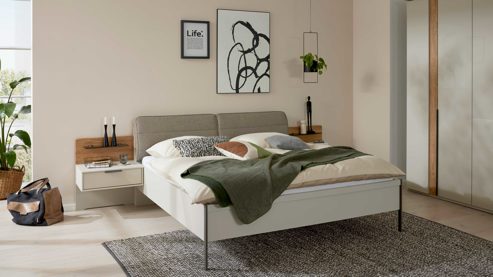 Bettgestell Interliving aus Holz in Grau Interliving Schlafzimmer Serie 1035 – Bettgestell mit Polsterkopfteil und Beimöbeln Webstoff Sahara, Riffholz & Champagner - fünfteilig, Liegefläche ca. 180 x 200 cm