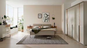 Komplettzimmer Interliving aus Holz in Hellgrau Interliving Schlafzimmer Serie 1035 – Komplettzimmer mit Polster-Bettanlage und Kommode Webstoff Sahara, Champagner & Riffholz - Liegefläche ca. 180 x 200 cm