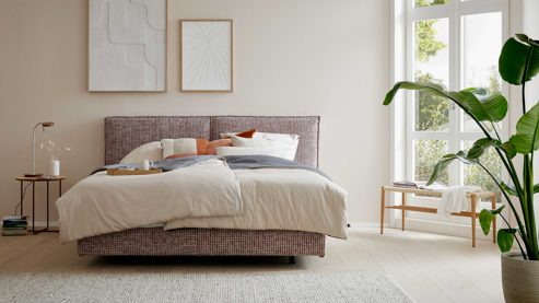 Boxspringbett Interliving aus Stoff in Rot Interliving Boxspring Bett Serie 1421 magnolienfarbener Bezug Freya 160 - Liegefläche ca. 180 x 200 cm