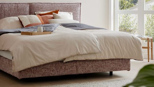 Boxspringbett Interliving aus Stoff in Rot Interliving Boxspring Bett Serie 1421 magnolienfarbener Bezug Freya 160 - Liegefläche ca. 180 x 200 cm