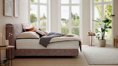 Boxspringbett Interliving aus Stoff in Rot Interliving Boxspring Bett Serie 1421 magnolienfarbener Bezug Freya 160 - Liegefläche ca. 180 x 200 cm