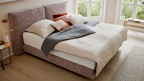 Boxspringbett Interliving aus Stoff in Rot Interliving Boxspring Bett Serie 1421 magnolienfarbener Bezug Freya 160 - Liegefläche ca. 180 x 200 cm