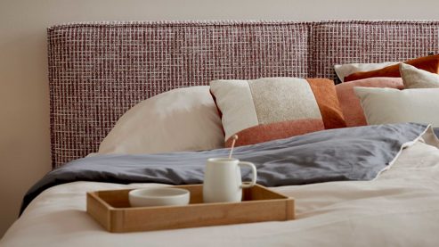 Boxspringbett Interliving aus Stoff in Rot Interliving Boxspring Bett Serie 1421 magnolienfarbener Bezug Freya 160 - Liegefläche ca. 180 x 200 cm