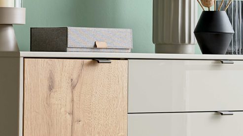 Kombikommode Interliving aus Holz in Hellgrau Interliving Schlafzimmer Serie 1036 – Kombikommode Champagner & Kernholz - eine Tür, fünf Schubladen, ca. 120 cm