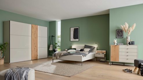 Komplettzimmer Interliving aus Holz in Hellgrau Interliving Schlafzimmer Serie 1036 – Komplettzimmer Champagner & Kernholz - vierteilig
