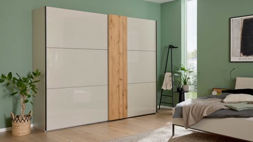 Kleiderschrank Interliving aus Holz in Hellgrau Interliving Schlafzimmer Serie 1036 – Schwebetürenschrank Champagner & Kernholz - zwei Türen, ca. 300 cm