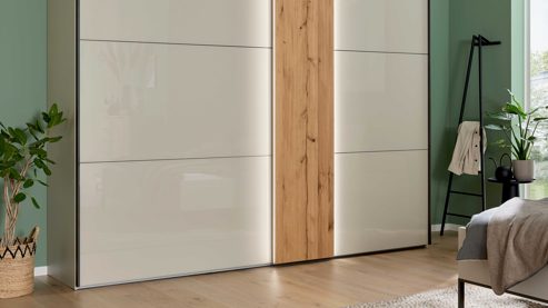Kleiderschrank Interliving aus Holz in Hellgrau Interliving Schlafzimmer Serie 1036 – Schwebetürenschrank Champagner & Kernholz - zwei Türen, ca. 300 cm
