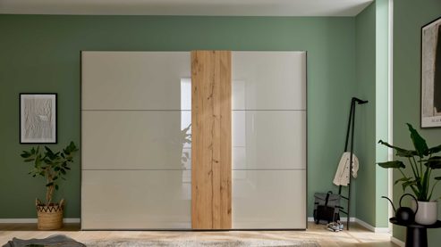 Kleiderschrank Interliving aus Holz in Hellgrau Interliving Schlafzimmer Serie 1036 – Schwebetürenschrank Champagner & Kernholz - zwei Türen, ca. 300 cm