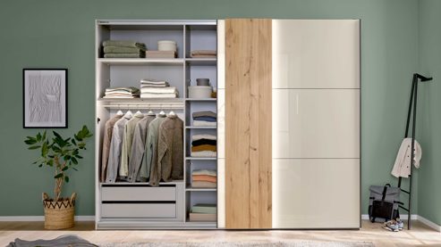 Kleiderschrank Interliving aus Holz in Hellgrau Interliving Schlafzimmer Serie 1036 – Schwebetürenschrank Champagner & Kernholz - zwei Türen, ca. 300 cm