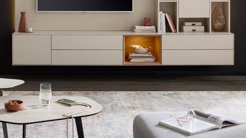 Lowboard Interliving aus Holz in Beige Interliving Wohnzimmer Serie 2034 - Lowboard beiger Lack & Eiche - vier Schubladen, eine Tür, Länge ca. 270 cm