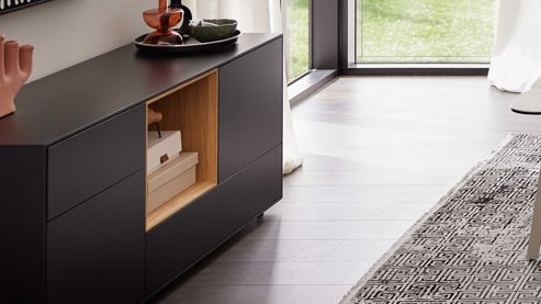 Sideboard Interliving aus Holz in Schwarz Interliving Wohnzimmer Serie 2034 - Sideboard schwarzer Lack & Eiche - zwei Schubladen, zwei Türen, Länge ca. 150 cm