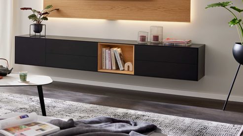 Lowboard Interliving aus Holz in Schwarz Interliving Wohnzimmer Serie 2034 - Lowboard schwarzer Lack & Eiche - vier Schubladen, eine Tür, Länge ca. 240 cm