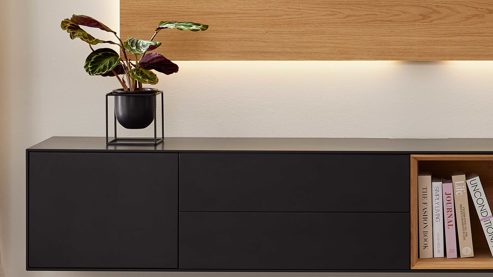 Lowboard Interliving aus Holz in Schwarz Interliving Wohnzimmer Serie 2034 - Lowboard schwarzer Lack & Eiche - vier Schubladen, eine Tür, Länge ca. 240 cm