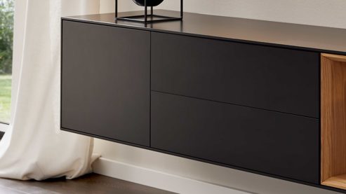 Lowboard Interliving aus Holz in Schwarz Interliving Wohnzimmer Serie 2034 - Lowboard schwarzer Lack & Eiche - vier Schubladen, eine Tür, Länge ca. 240 cm