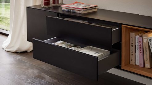 Lowboard Interliving aus Holz in Schwarz Interliving Wohnzimmer Serie 2034 - Lowboard schwarzer Lack & Eiche - vier Schubladen, eine Tür, Länge ca. 240 cm