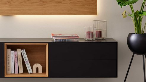 Lowboard Interliving aus Holz in Schwarz Interliving Wohnzimmer Serie 2034 - Lowboard schwarzer Lack & Eiche - vier Schubladen, eine Tür, Länge ca. 240 cm