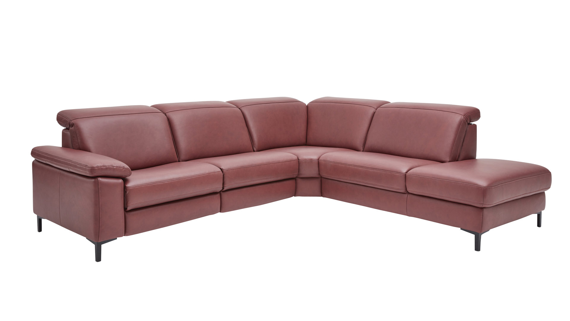 Ecksofa Interliving aus Leder in Dunkelrot Interliving Sofa Serie 4054 – Ecksofa barolofarbenes Leder Credo & schwarze Metallfüße – Stellfläche ca. 287 x 254 cm