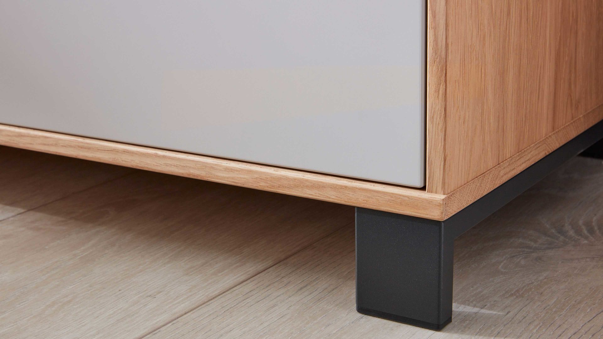 Schuhschrank Interliving aus Holz in Holzfarben Interliving Garderoben Serie 6005 – Schuhschrank 806 Eiche & lichtgrauer Lack – drei Türen