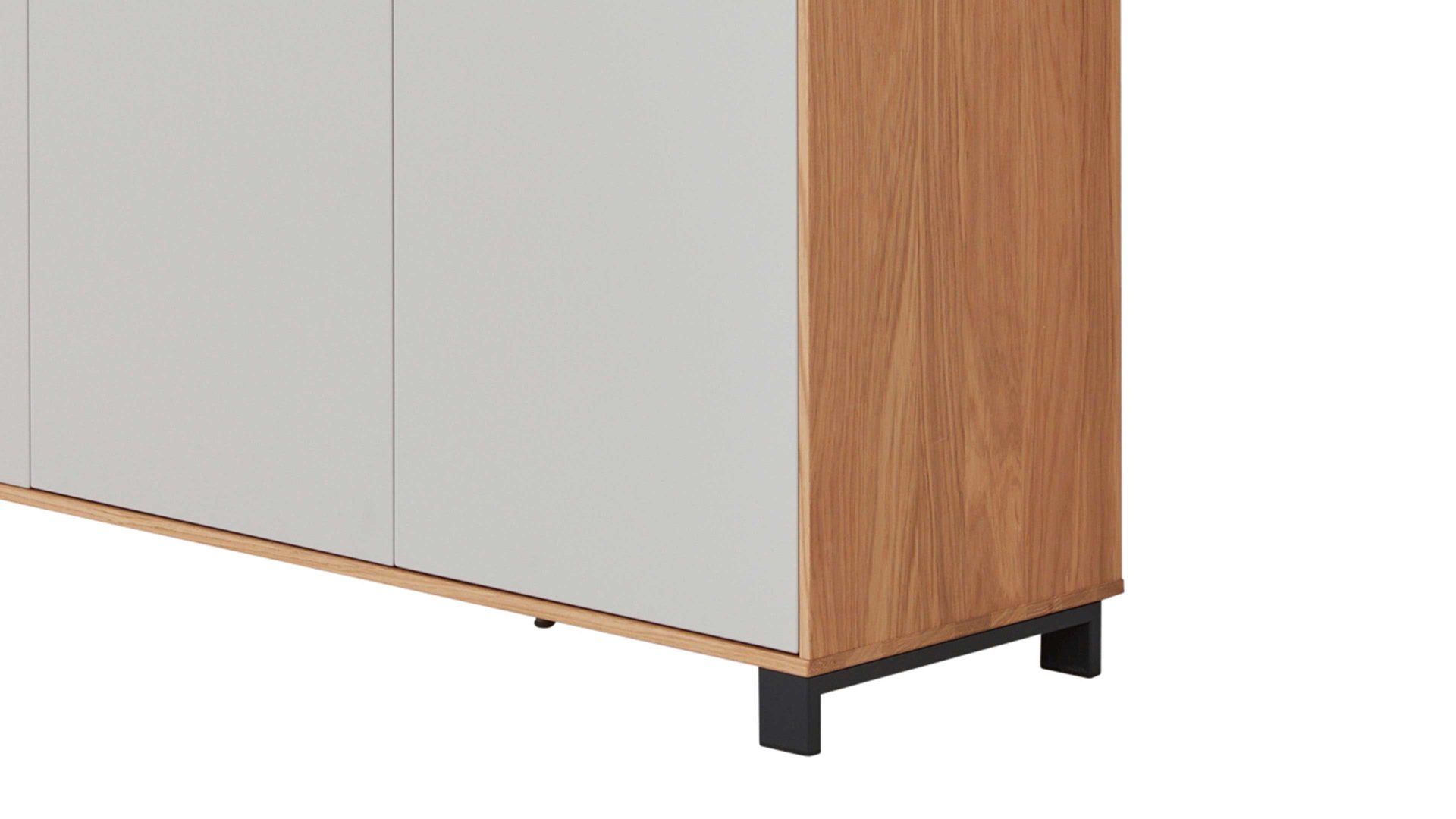 Schuhschrank Interliving aus Holz in Holzfarben Interliving Garderoben Serie 6005 – Schuhschrank Eiche & lichtgrauer Lack – drei Türen