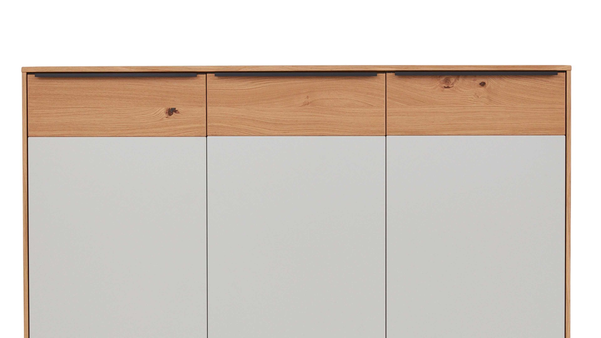 Schuhschrank Interliving aus Holz in Holzfarben Interliving Garderoben Serie 6005 – Schuhschrank 806 Eiche & lichtgrauer Lack – drei Türen