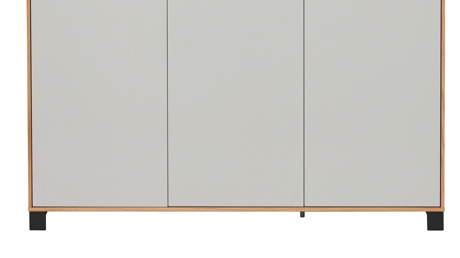 Schuhschrank Interliving aus Holz in Holzfarben Interliving Garderoben Serie 6005 – Schuhschrank Eiche & lichtgrauer Lack – drei Türen