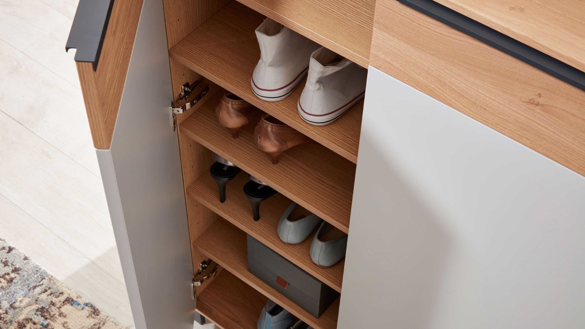 Schuhschrank Interliving aus Holz in Holzfarben Interliving Garderoben Serie 6005 – Schuhschrank 806 Eiche & lichtgrauer Lack – drei Türen