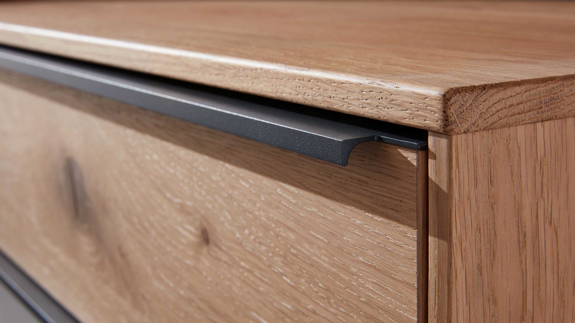 Garderobenbank Interliving aus Holz in Holzfarben Interliving Garderoben Serie 6005 – Garderobenbank 804 Eiche & lichtgrauer Lack – zwei Schubladen