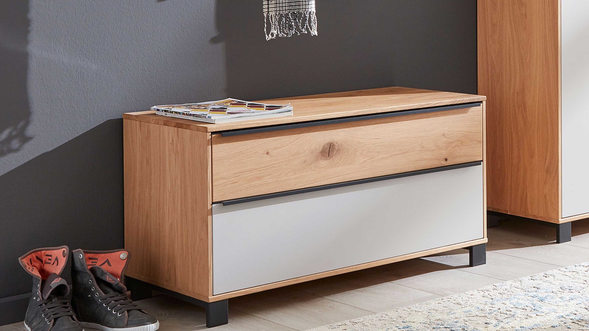 Garderobenbank Interliving aus Holz in Holzfarben Interliving Garderoben Serie 6005 – Garderobenbank Eiche & lichtgrauer Lack – zwei Schubladen