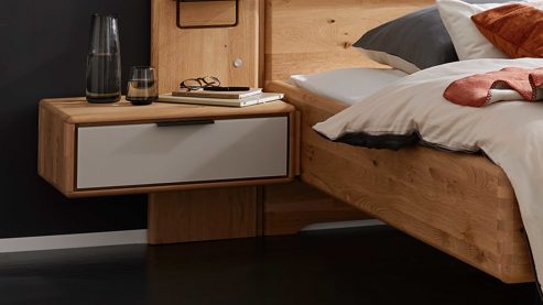 Nachtkommode Interliving aus Holz in Holzfarben Interliving Schlafzimmer Serie 1015 – Hänge-Nachtkonsole links, Wildeiche - ca. 65 cm