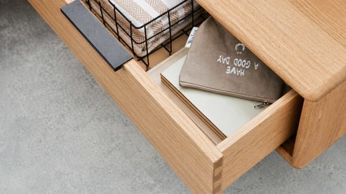 Nachtkommode Interliving aus Holz in Holzfarben Interliving Schlafzimmer Serie 1015 – Hänge-Nachtkonsole rechts, Wildeiche - ca. 65 cm