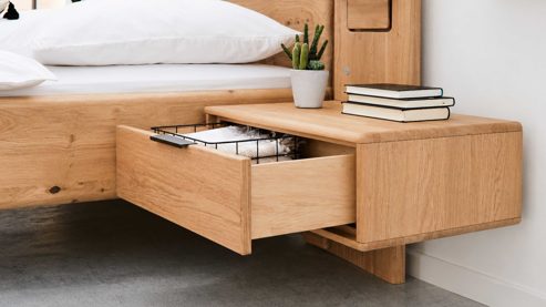 Nachtkommode Interliving aus Holz in Holzfarben Interliving Schlafzimmer Serie 1015 – Hänge-Nachtkonsole rechts, Wildeiche - ca. 65 cm