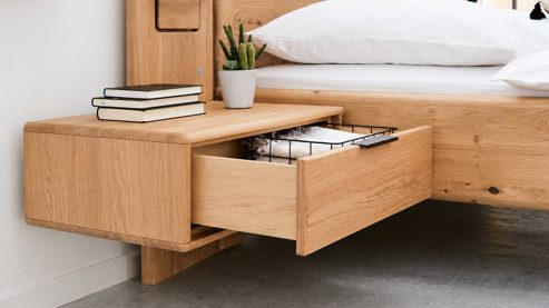 Nachtkommode Interliving aus Holz in Holzfarben Interliving Schlafzimmer Serie 1015 – Hänge-Nachtkonsole links, Wildeiche - ca. 65 cm
