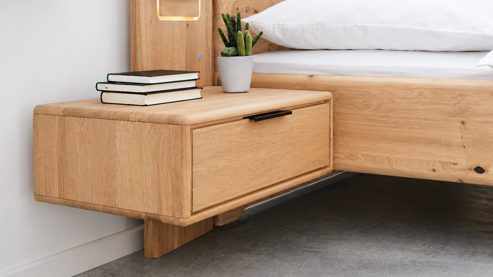Nachtkommode Interliving aus Holz in Holzfarben Interliving Schlafzimmer Serie 1015 – Hänge-Nachtkonsole links, Wildeiche - ca. 65 cm