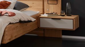Nachtkommode Interliving aus Holz in Holzfarben Interliving Schlafzimmer Serie 1015 – Hänge-Nachtkonsole rechts, Wildeiche - ca. 65 cm