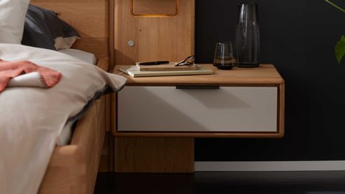 Nachtkommode Interliving aus Holz in Holzfarben Interliving Schlafzimmer Serie 1015 – Hänge-Nachtkonsole rechts, Wildeiche - ca. 65 cm