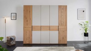 Kleiderschrank Interliving aus Holz in Holzfarben Interliving Schlafzimmer Serie 1015 – Kleiderschrank Wildeiche - fünf Türen, ca. 252 cm