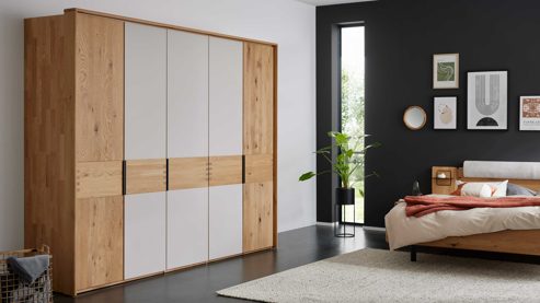 Kleiderschrank Interliving aus Holz in Holzfarben Interliving Schlafzimmer Serie 1015 – Kleiderschrank Wildeiche - fünf Türen, ca. 252 cm
