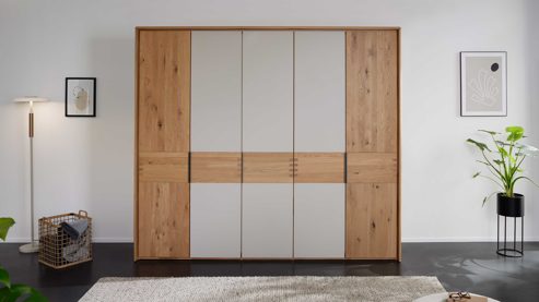 Kleiderschrank Interliving aus Holz in Holzfarben Interliving Schlafzimmer Serie 1015 – Kleiderschrank Wildeiche - fünf Türen, ca. 252 cm