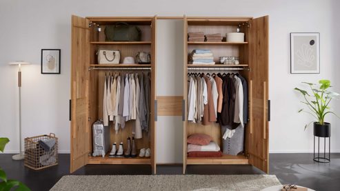 Kleiderschrank Interliving aus Holz in Holzfarben Interliving Schlafzimmer Serie 1015 – Kleiderschrank Wildeiche - fünf Türen, ca. 252 cm