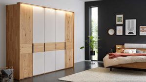 Kleiderschrank Interliving aus Holz in Holzfarben Interliving Schlafzimmer Serie 1015 – Kleiderschrank Wildeiche - fünf Türen, ca. 252 cm