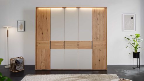 Kleiderschrank Interliving aus Holz in Holzfarben Interliving Schlafzimmer Serie 1015 – Kleiderschrank Wildeiche - fünf Türen, ca. 252 cm