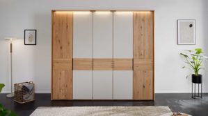 Kleiderschrank Interliving aus Holz in Holzfarben Interliving Schlafzimmer Serie 1015 – Kleiderschrank Wildeiche - fünf Türen, ca. 252 cm