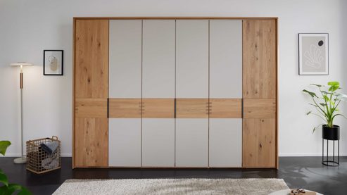 Kleiderschrank Interliving aus Holz in Holzfarben Interliving Schlafzimmer Serie 1015 – Kleiderschrank Wildeiche - sechs Türen, ca. 302 cm