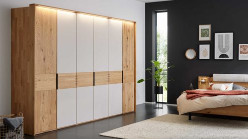Kleiderschrank Interliving aus Holz in Holzfarben Interliving Schlafzimmer Serie 1015 – Kleiderschrank Wildeiche - sechs Türen, ca. 302 cm