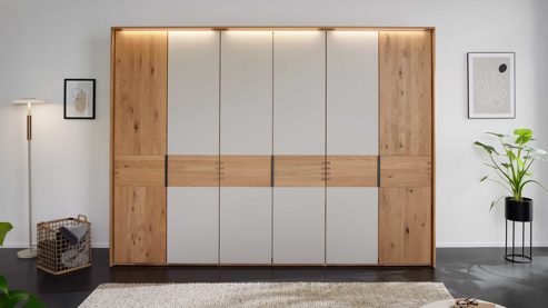 Kleiderschrank Interliving aus Holz in Holzfarben Interliving Schlafzimmer Serie 1015 – Kleiderschrank Wildeiche - sechs Türen, ca. 302 cm