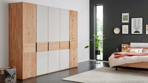 Kleiderschrank Interliving aus Holz in Holzfarben Interliving Schlafzimmer Serie 1015 – Kleiderschrank Wildeiche - sechs Türen, ca. 302 cm