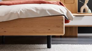 Komplettzimmer Interliving aus Holz in Holzfarben Interliving Schlafzimmer Serie 1015 – Komplettzimmer Wildeiche & silberfarbener Bezug Etna – fünftürig, Liegefläche 180 x 200 cm