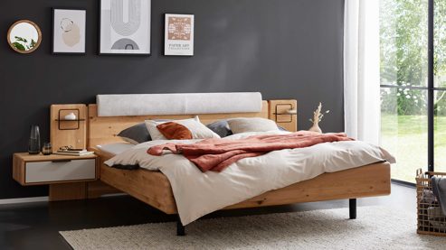 Bettgestell Interliving aus Holz in Hellgrau Interliving Schlafzimmer Serie 1015 – Bettgestell silberfarbener Bezug Etna & Wildeiche – Liegefläche ca. 180 x 200 cm