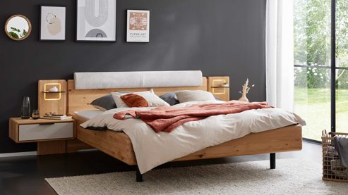 Komplettzimmer Interliving aus Holz in Holzfarben Interliving Schlafzimmer Serie 1015 – Komplettzimmer Wildeiche & silberfarbener Bezug Etna – fünftürig, Liegefläche 180 x 200 cm